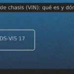 Número de chasis (VIN) de 17 caracteres: estandarizado por ISO 3779 y exigido en EE. UU. por 49 CFR Part 565; suele verse desde el parabrisas o en el marco de la puerta del conductor